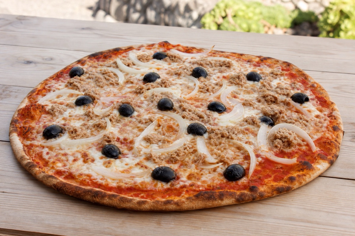 Tuna and onion pizza