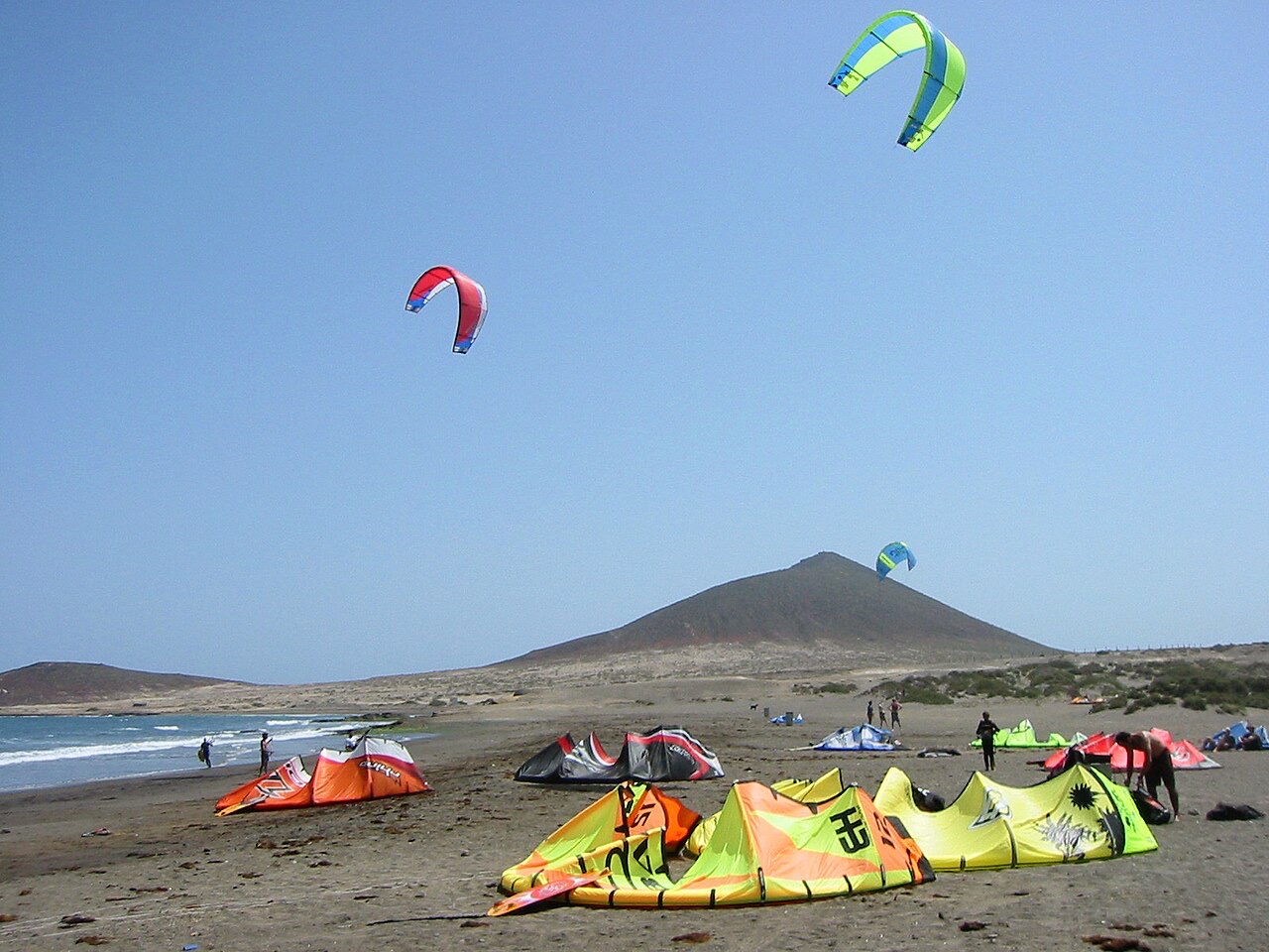 Kitesurfer on the wind-sport side of Playa del Médano near Montaña Roja.